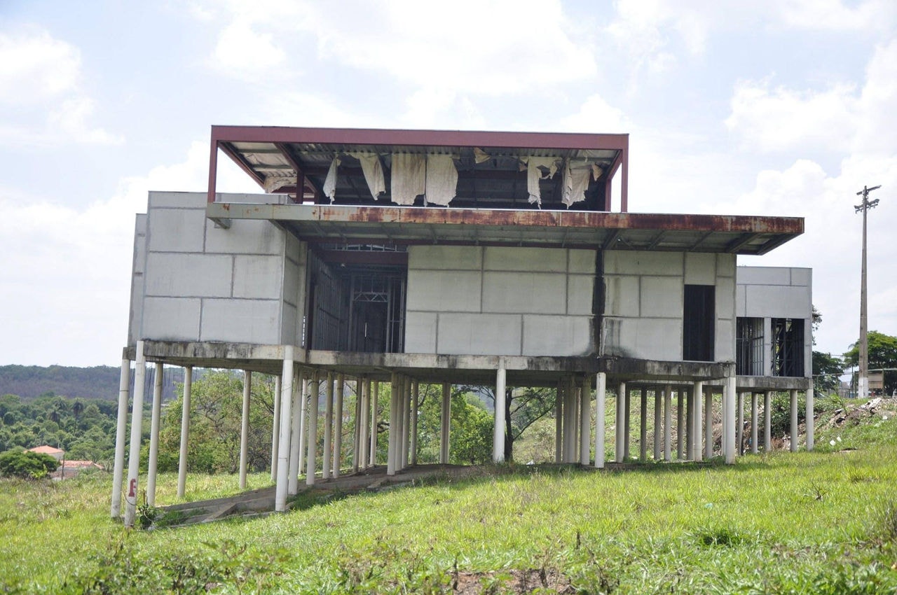 Obra de posto de saúde em Sarzedo, na região metropolitana, está abandonada desde 2014