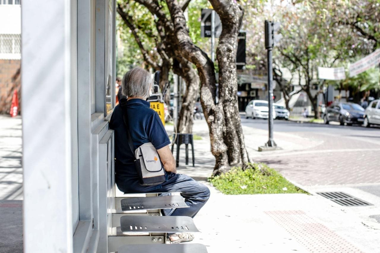 idoso em ponto de ônibus mobilidade