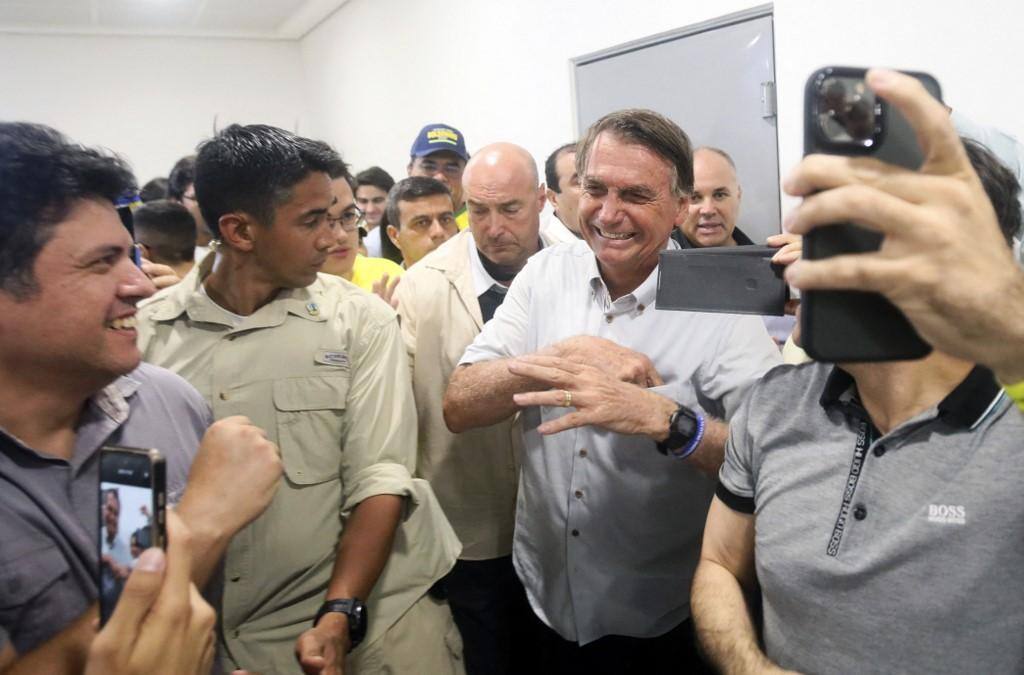 Bolsonaro desembarca no aeroporto de Fortaleza para cumprir agenda em cidades do Nordeste neste sábado (15)