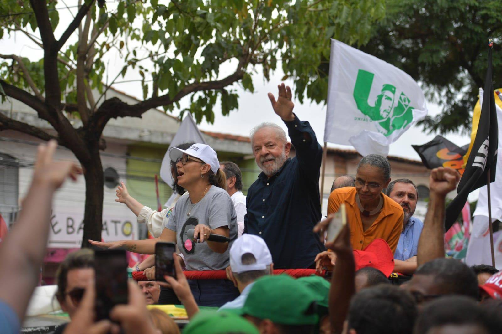 Lula participa de passeata em BH e Neves