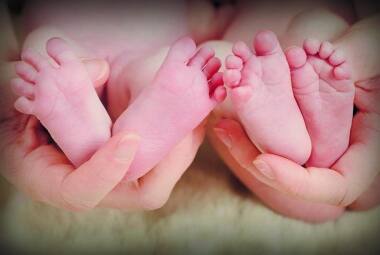 “Um par de gêmeos, por favor”. Apesar de muito desejada, a gravidez de múltiplos não pode ser “encomendada” e precisa ser vista com cautela, pois apresenta muitos riscos para a gestante e também para os bebês