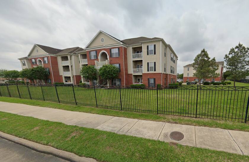 Condomínio onde crianças foram encontradas neste domingo (24) em Houston