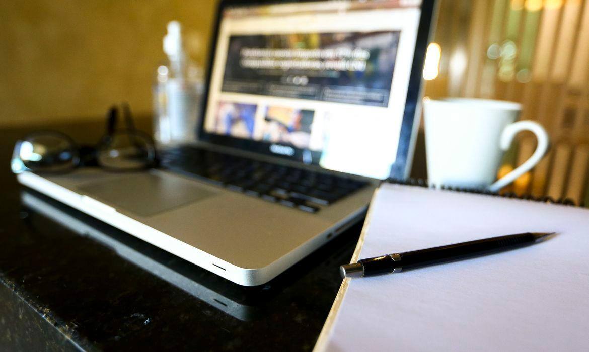De acordo com o estudo, 41% dos funcionários das empresas foram colocados em regime de home office