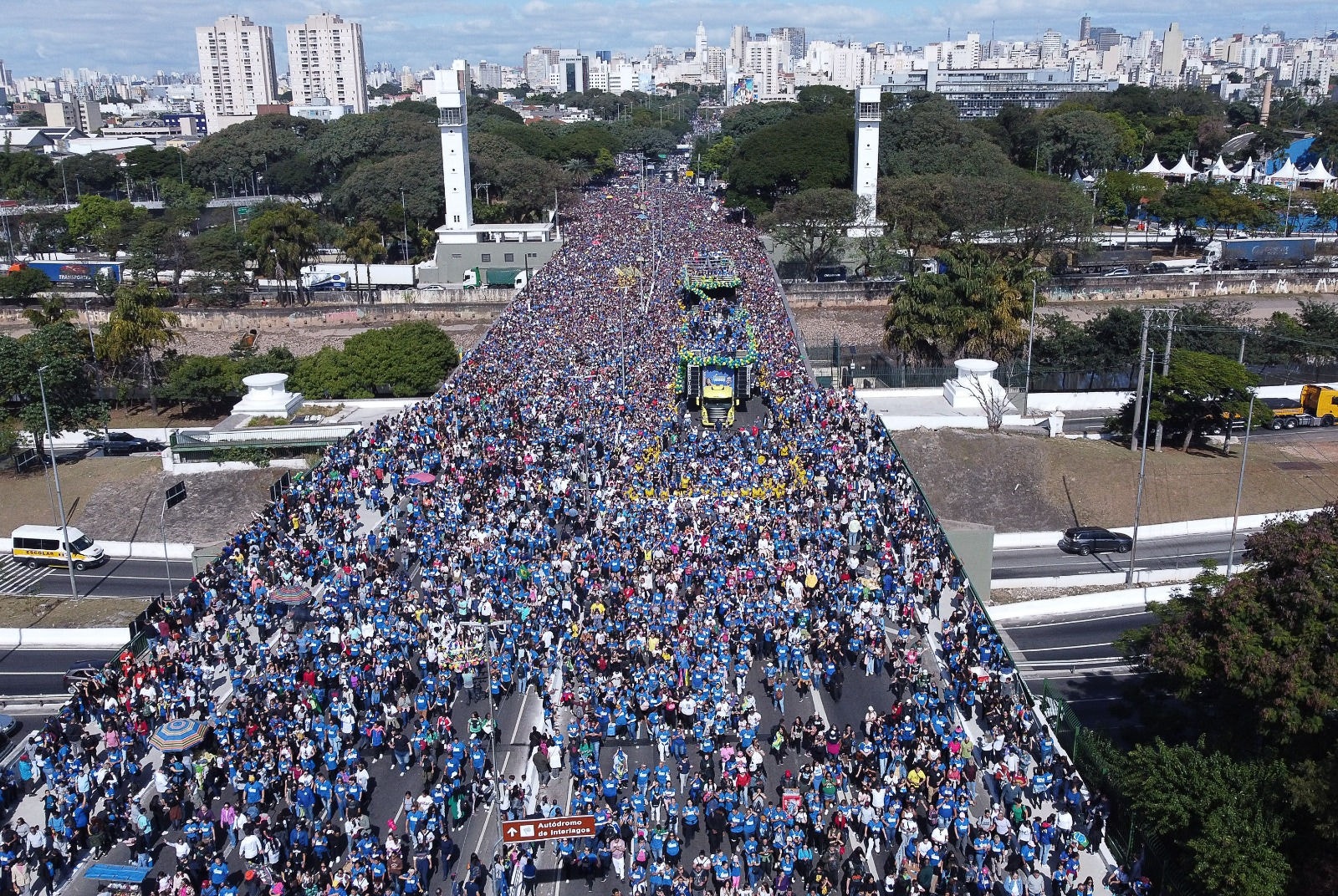 A organização do evento, comandada pela Igreja Renascer, afirma ter recebido 17 mil caravanas de diversas regiões do Brasil e do exterior