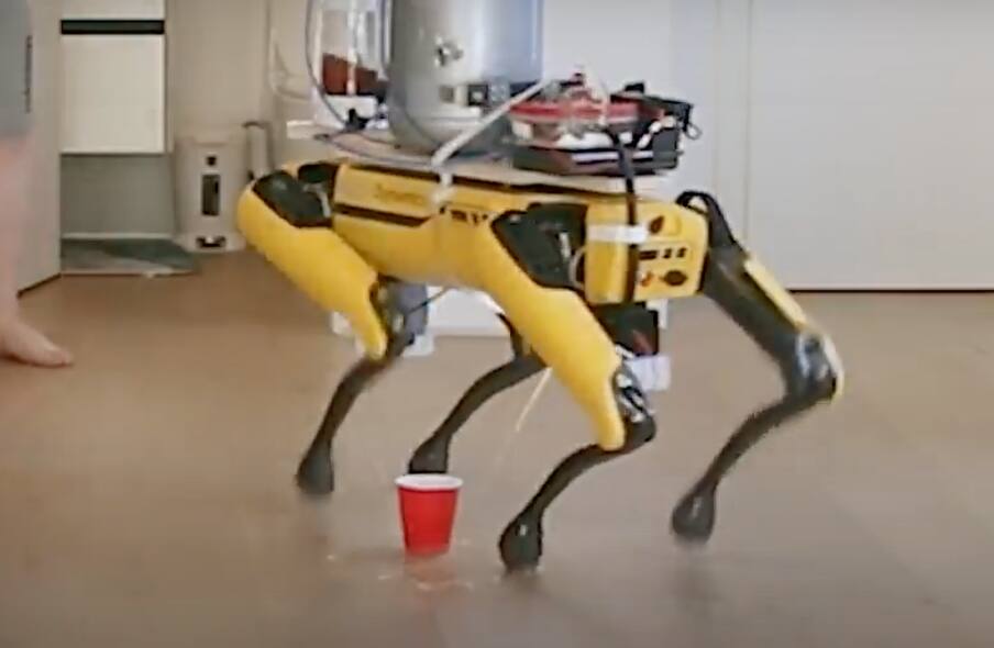 Cachorro-robô que custa US$ 75 mil 'aprende' a urinar cerveja Cachorro-robô que custa US$ 75 mil 'aprende' a urinar cerveja