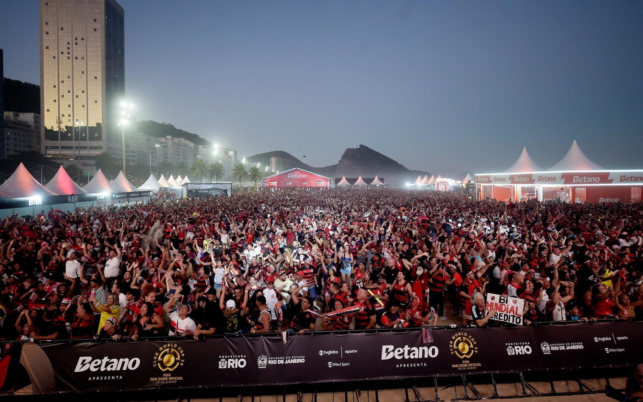 Torcida do Flamengo lotou arena montada na Praia de Copacabana (Foto: Alexandre Loureiro/Effect Sport)