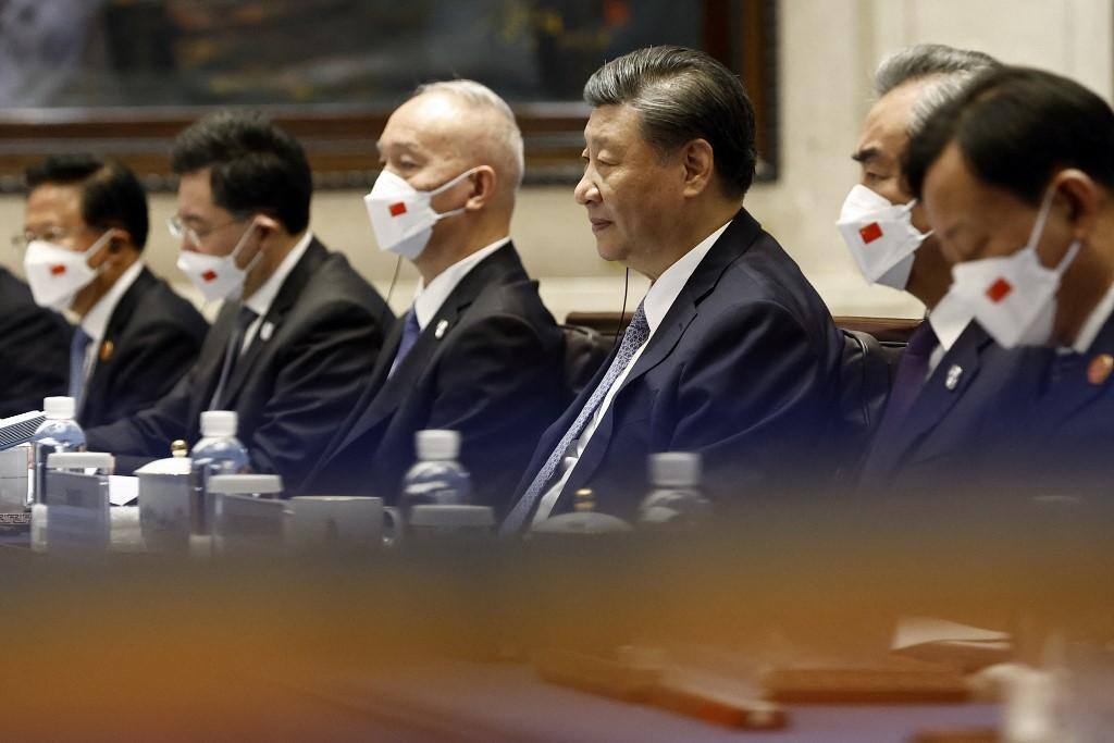 Xi Jinping e equipe durante encontro com presidente do Tarjiquistão