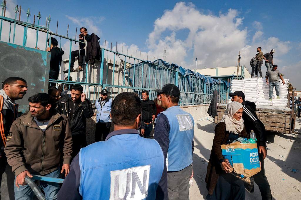 Volume de biscoitos que serão incinerados poderia alimentar crianças em Gaza por uma semana | Foto: AFP