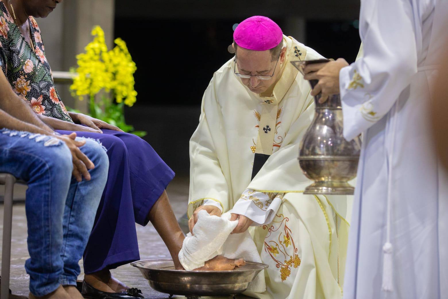 Dom Walmor Oliveira de Azevedo durante Celebração Eucarística da Ceia do Senhor com rito de lava pés, na Catedral Cristo Rei
