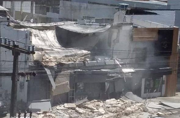 Parte de um prédio comercial desabou no Pina, zona sul do Recife