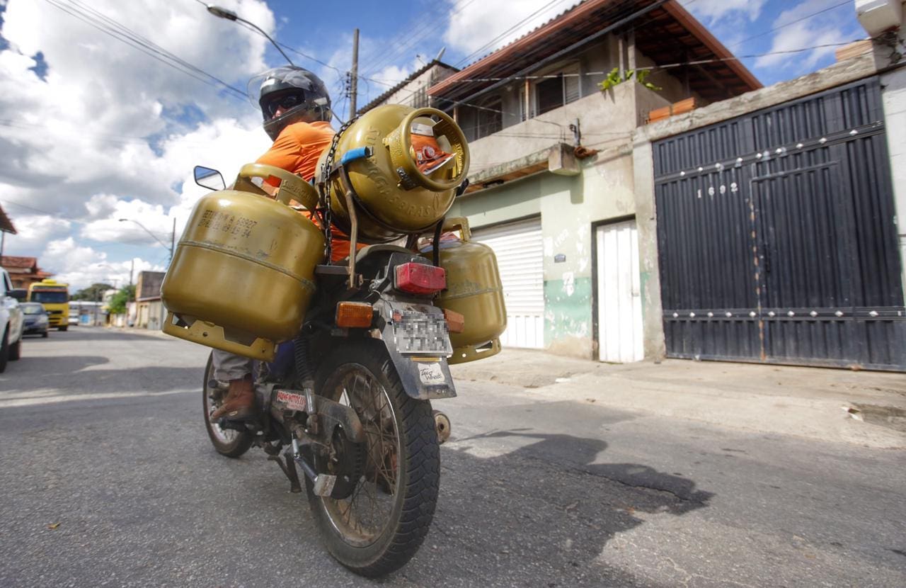 Governo publica decreto e zera impostos federais do diesel e do gás de cozinha