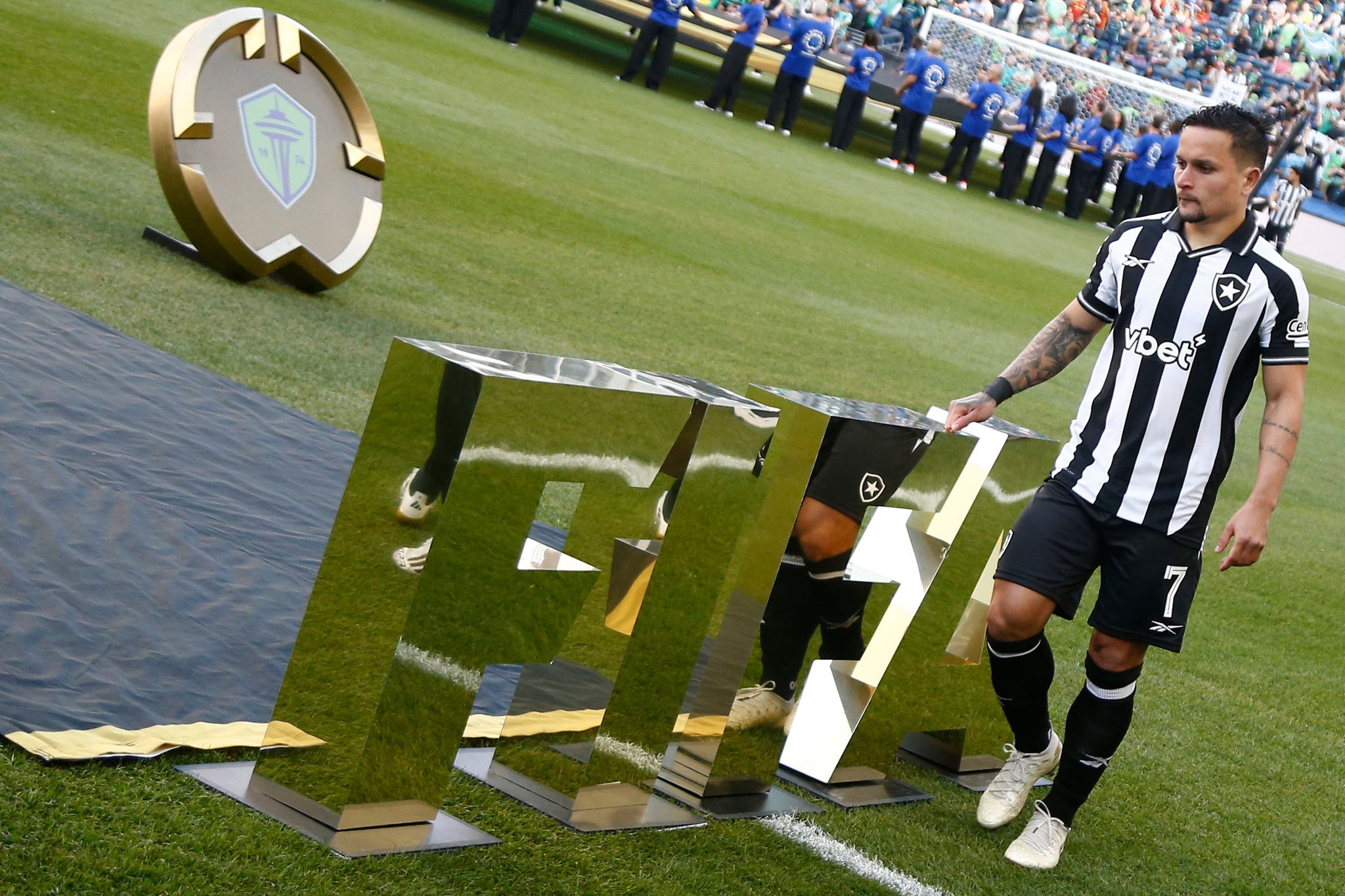Artur durante entrada em campo no primeiro jogo do Botafogo no Mundial de Clubes