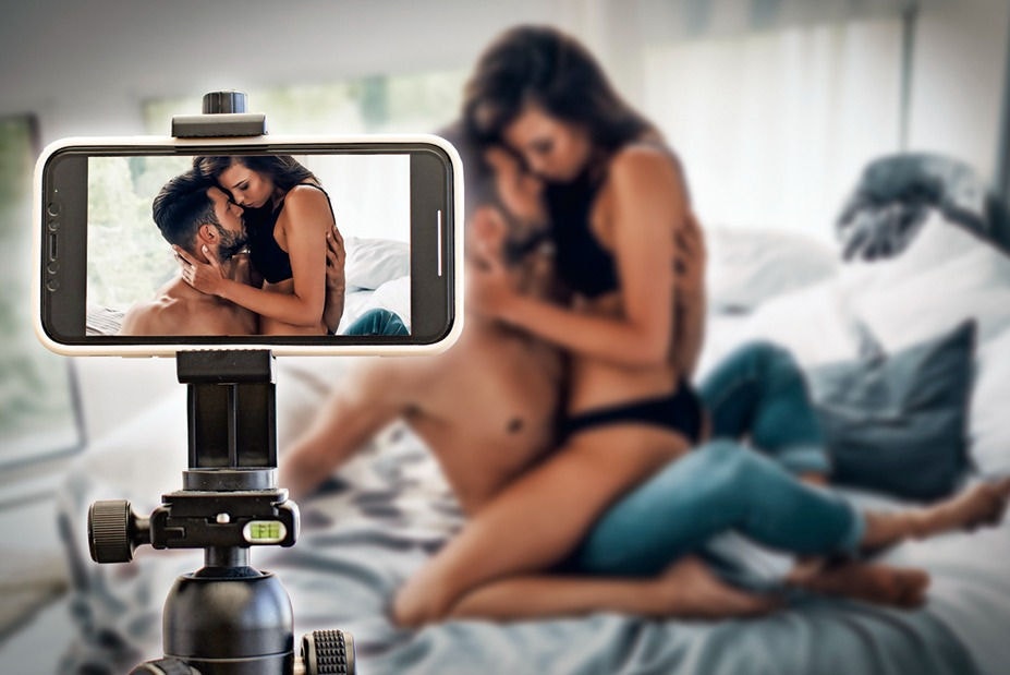 Fenômeno das live streaming de sexo traz pessoas comuns transformando suas relações sexuais ao vivo em produto de entretenimento através da internet 
