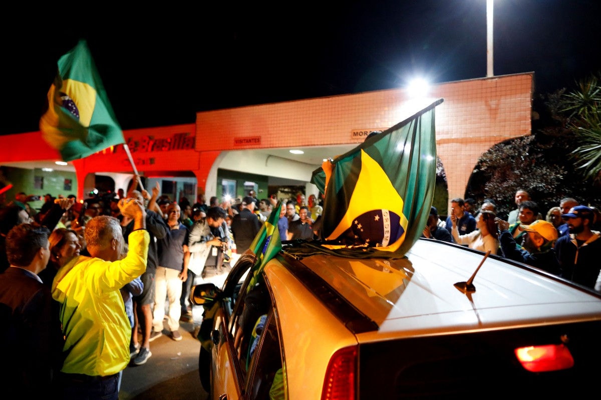 Apoiadores do ex-presidente Jair Bolsonaro fazem buzinaço em frente ao condomínio Solar de Brasília, onde ele mora e cumpre prisão domiciliar imposta por Alexandre de Moraes