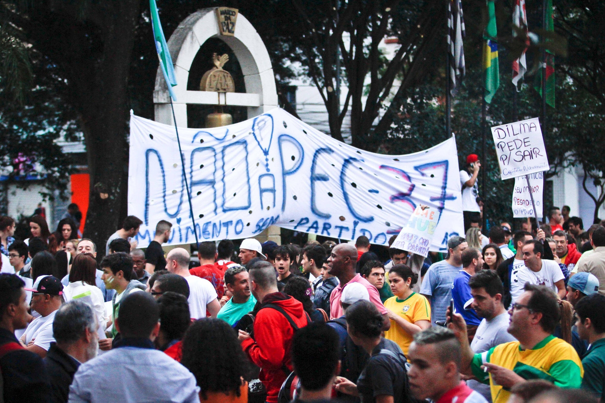Manifestantes  realizam protesto na  Praça Sivio Romero, no Tatuapé, zona leste em São   Paulo, no final da tarde desta sexta-feira (21), contra a PEC 37 e por melhorias na linha vermelha do metrô