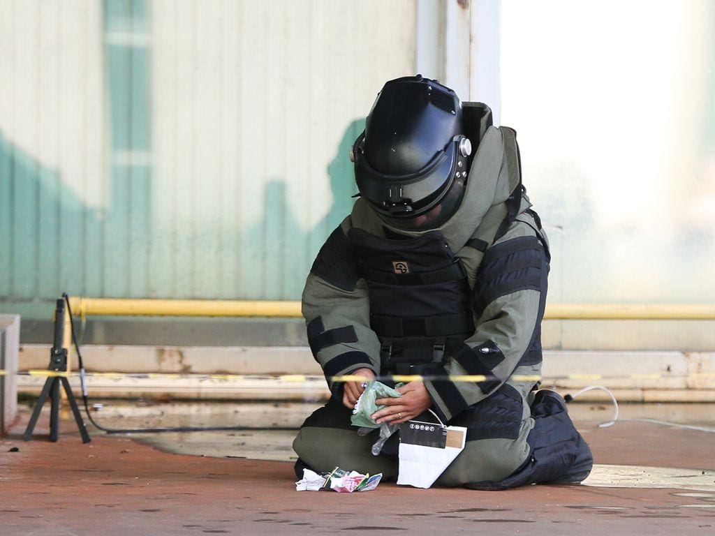 Policial do Bope investiga pacote suspeito deixado Esplanada dos Ministérios, após tentativa de explodir caminhão com combustível em Brasilia