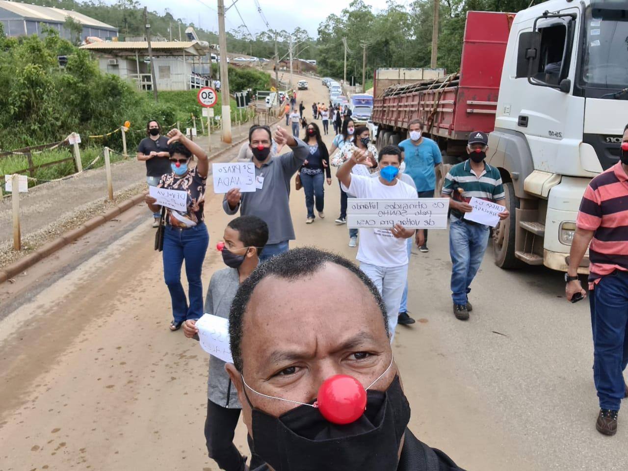 Moradores protestam com nariz de palhaço em Mariana por atraso em obras