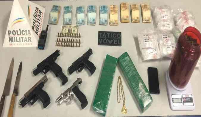 Homens portavam armas, drogas e grande quantia em dinheiro