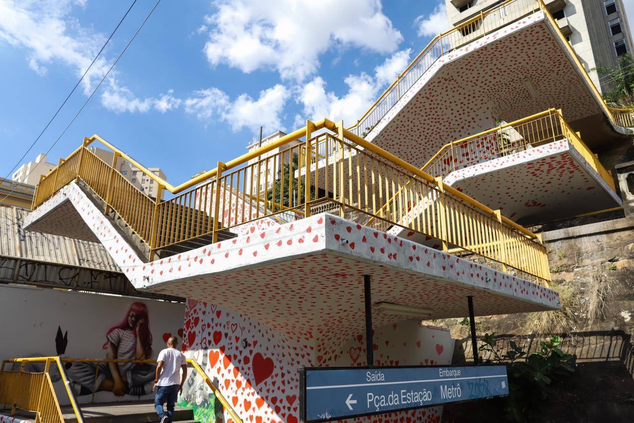 Artistas prepara o mural que poderá ser complementado pela população