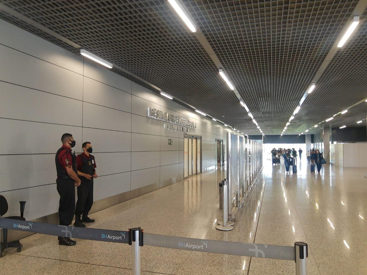 Deportados chegam ao aeroporto