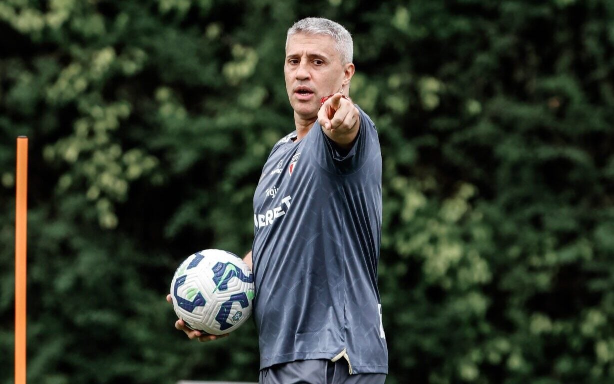 Hernán Crespo usou o sistema de três zagueiros em 2021 (Foto: São Paulo / Divulgação)