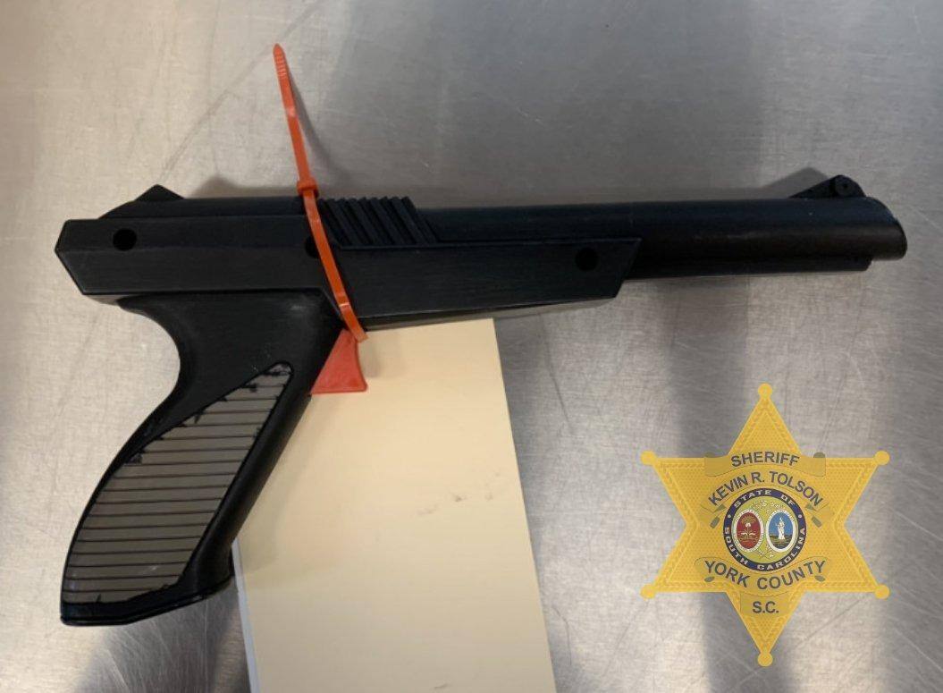 Polícia encontrou arma na calça do suspeito