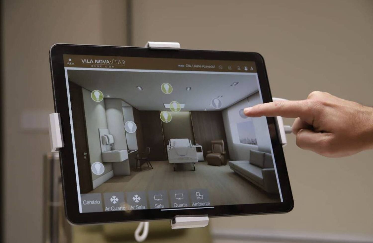 Tablet no quarto permite fazer chamadas de vídeo e controlar luzes