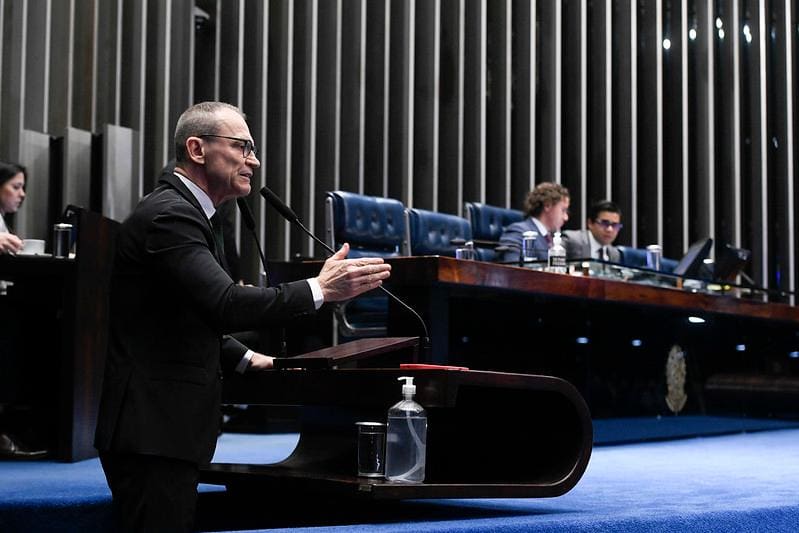 O senador Fabiano Contarato (PT-ES) foi o relator do PL dos Agrotóxicos e promoveu alterações no texto original