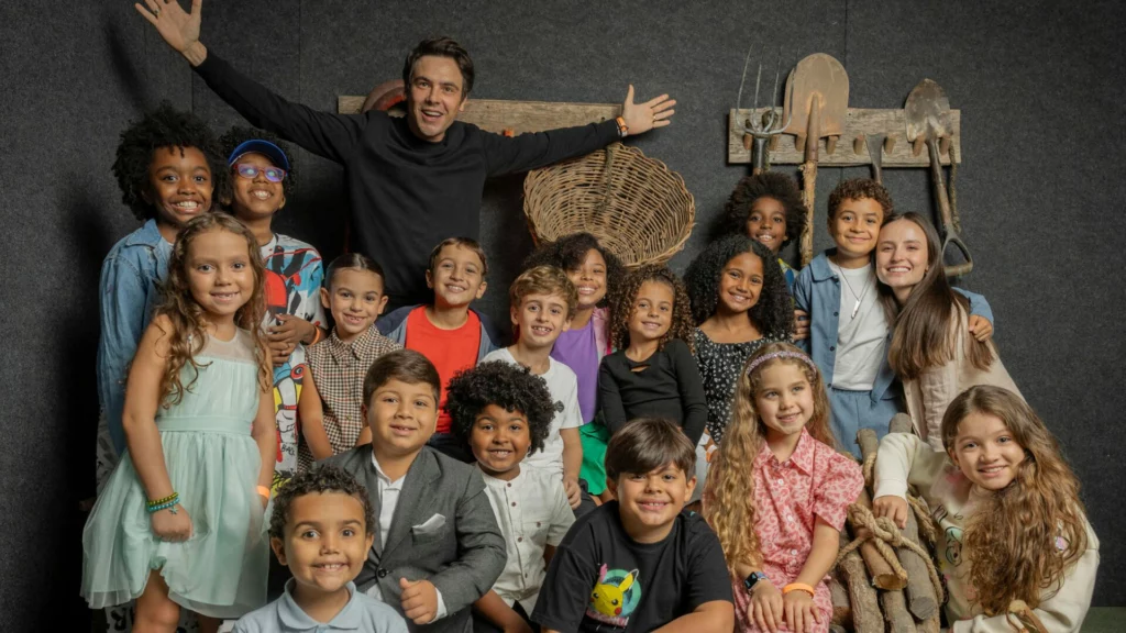 Elenco infantil de Eta Mundo Melhor ao lado de Sérgio Guizé