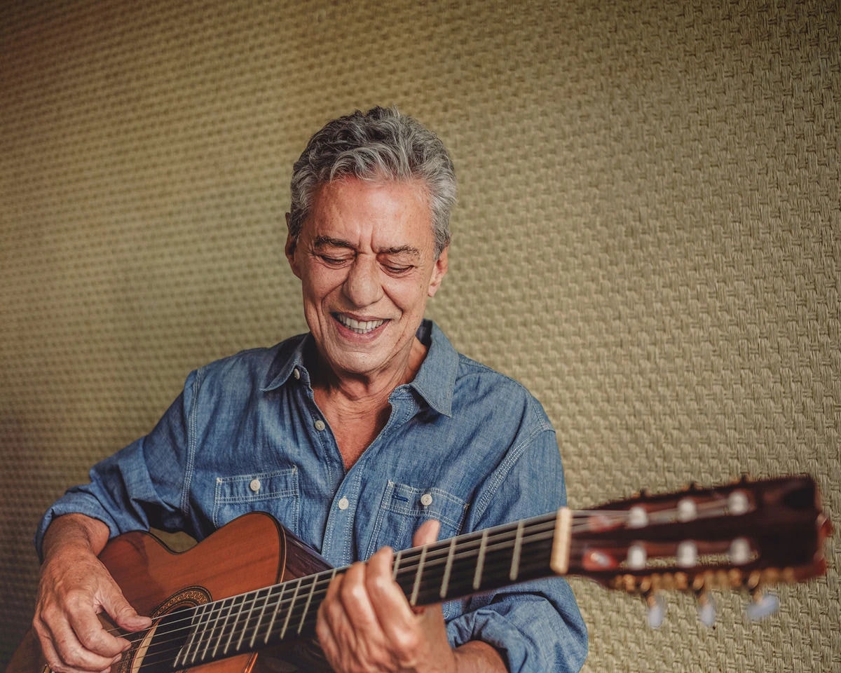 Chico Buarque é apresentado por Millôr Fernandes no LP do Quarteto 004 como “o que até ontem era a única unanimidade do Brasil”