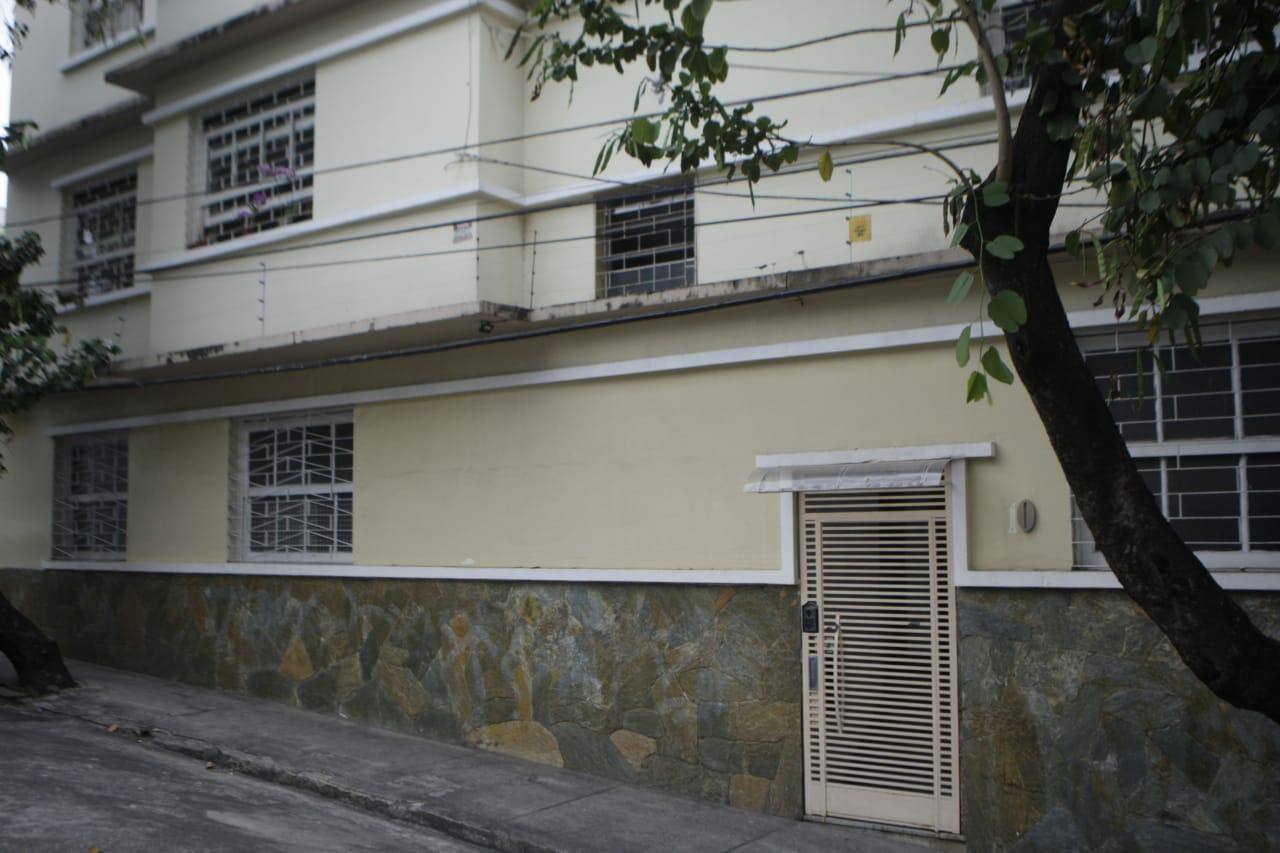 Crime aconteceu no apartamento da família, na rua Marquês de Maricá, no bairro Santo Antônio