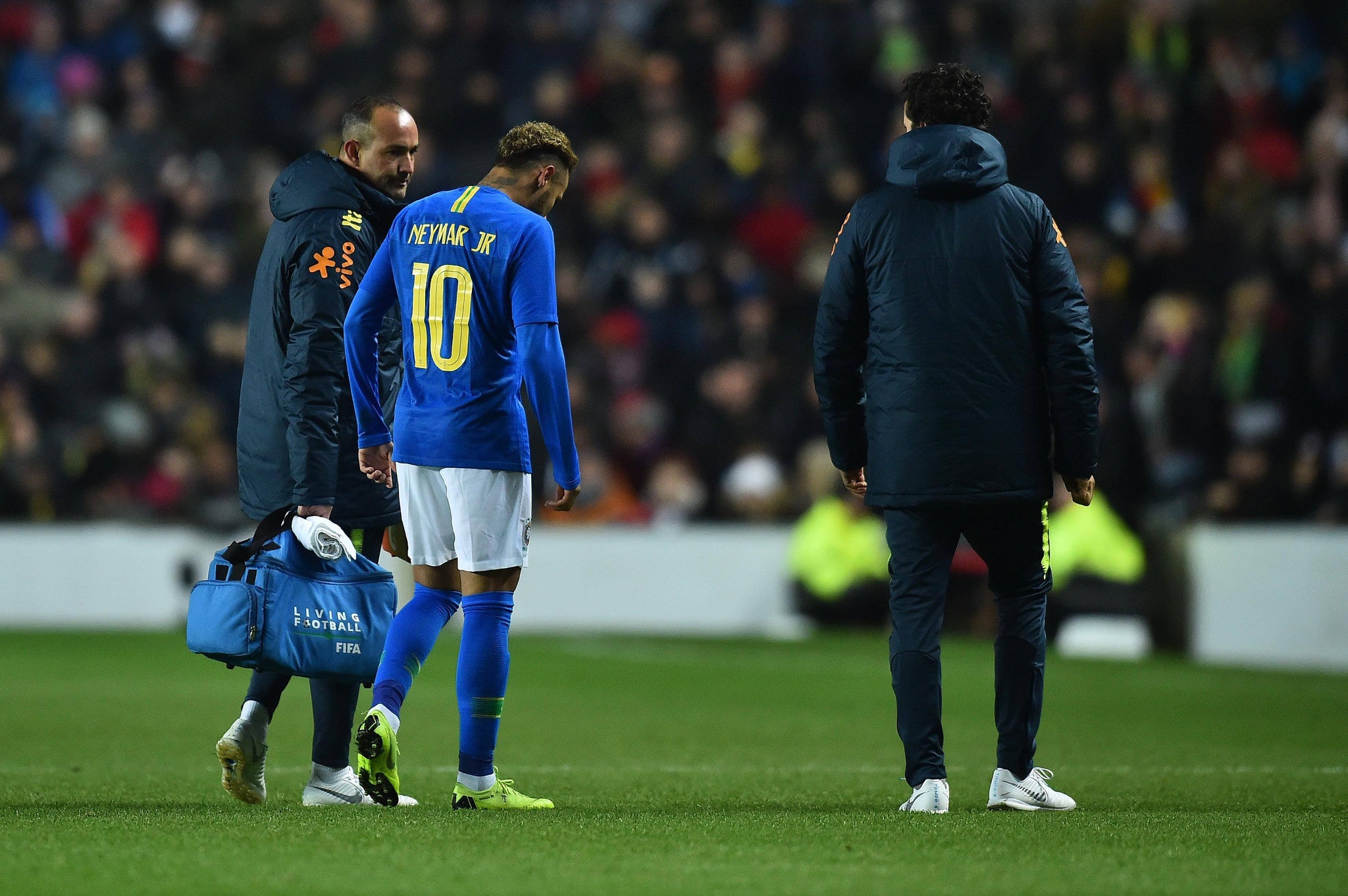 O atacante Neymar foi substituído logo no início do amistoso da seleção brasileira com Camarões na Inglaterra