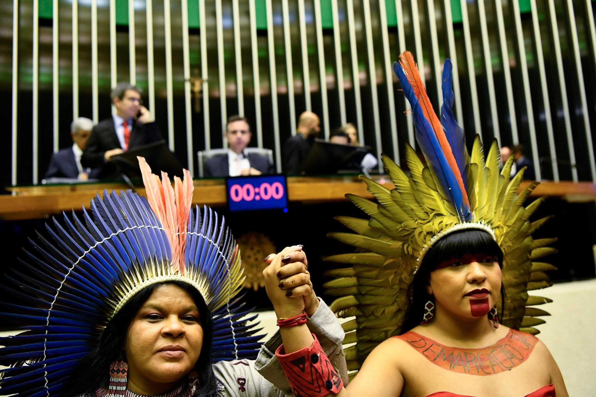 A ministra dos Povos Indígenas, Sônia Guajajara, e a deputada federal Célia Xakriabá, durante votação do marco temporal no Congresso