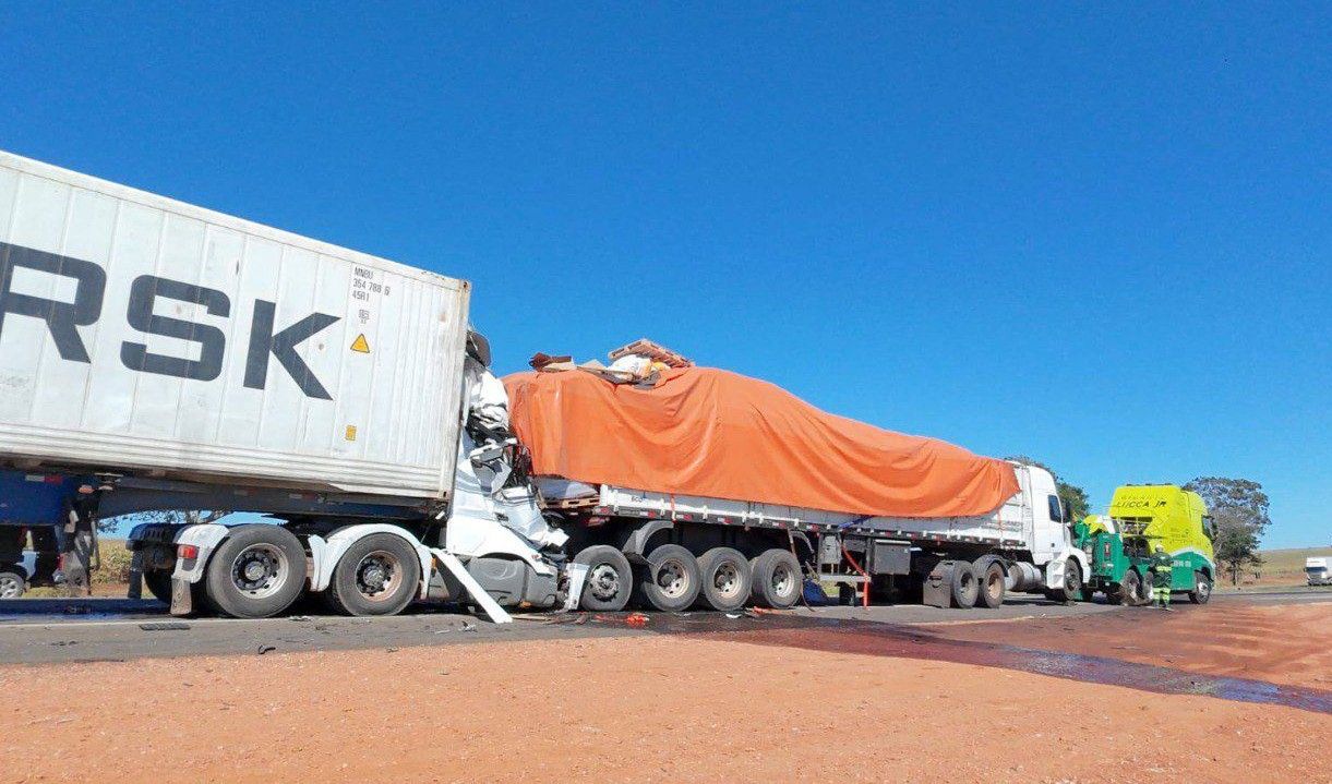 Motorista ficou preso às ferragens após bater na traseira de outra carreta na BR-050