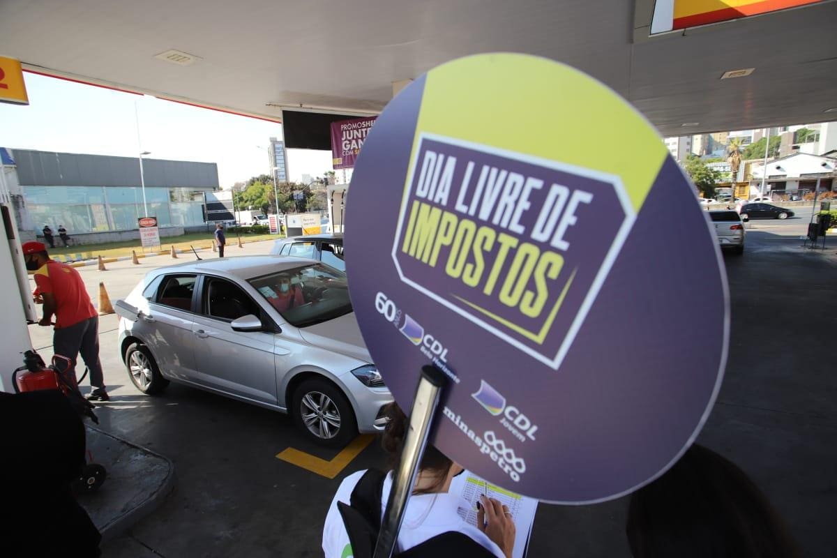 Em rede de postos de combustíveis, clientes que adquiriram um voucher vão pagar R$ 3,22 no litro da gasolina