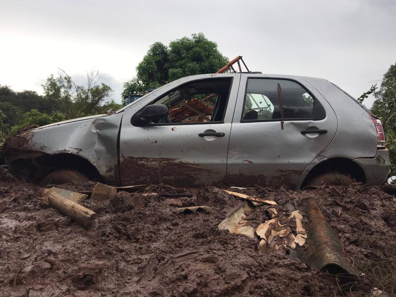 Carro levado pela lama