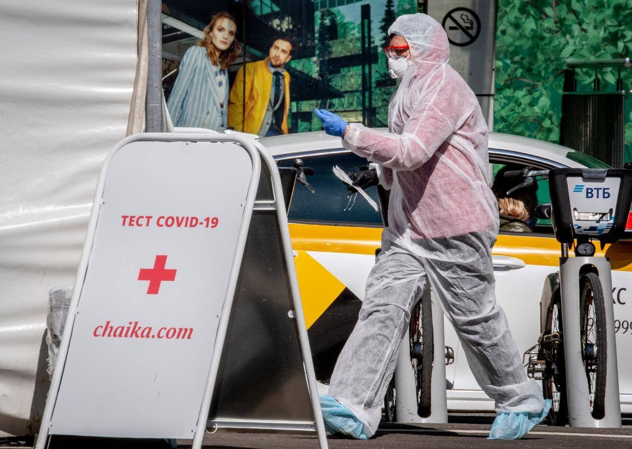 Ponto de teste para coronavírus instalado em Moscou