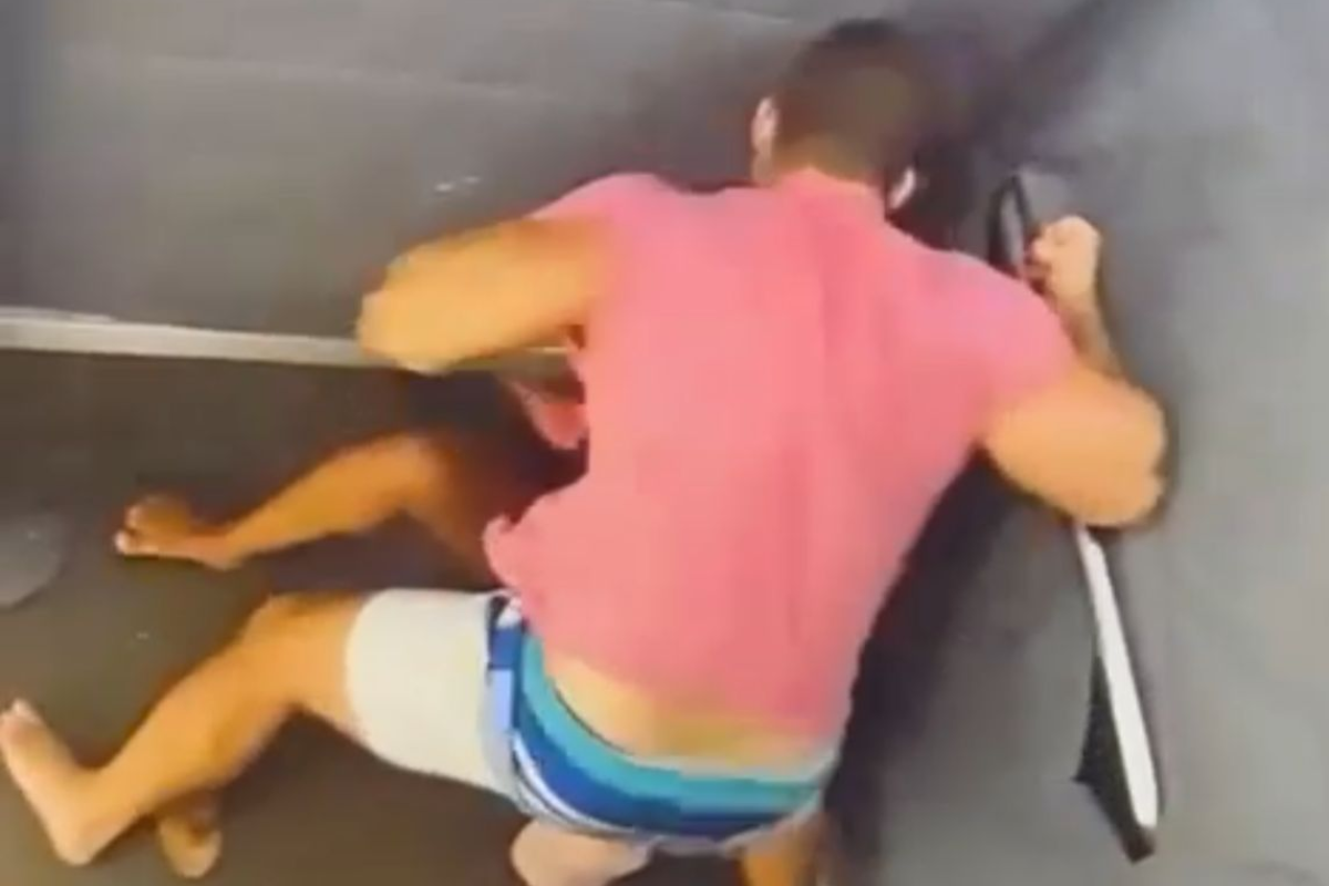 Câmeras de segurança registraram ataque a socos contra mulher em elevador