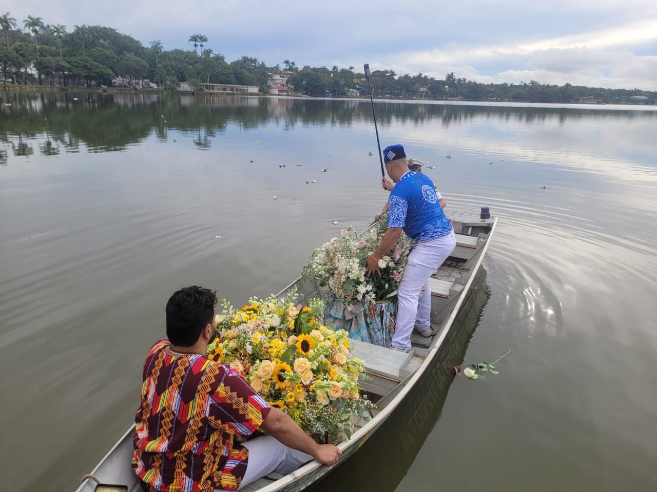 Rito terminou com a colocação de um balaio com um presente ecológico na Lagoa da Pampulha, bem no meio da lagoa