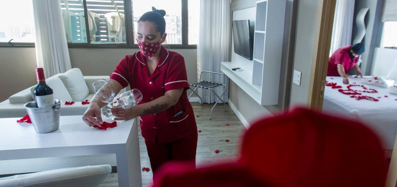 Preparativos Funcionárias no Flat Hotel Ville, na região Centro-Sul de BH, finalizam decoração de quarto para o Dia dos Namorados