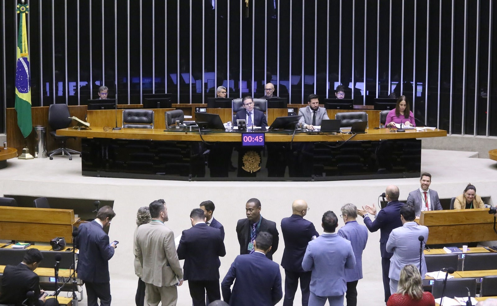 Para o início do mandato é necessário que deputados façam juramento durante sessão do plenário da Câmara