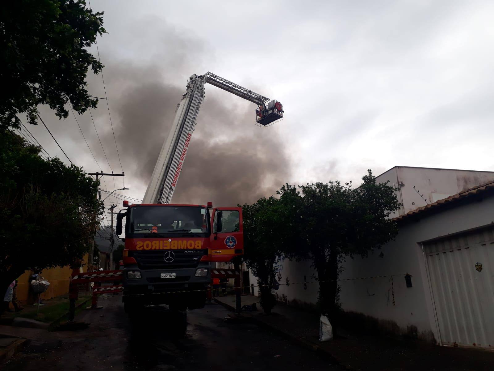 Incêndio atinge empresa próximo do bairro Palmeiras, na região Oeste de BH
