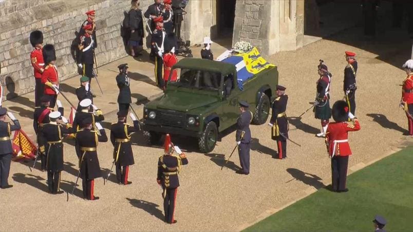O cortejo fúnebre pôde ser assistido ao vivo no YouTube da família real britânica