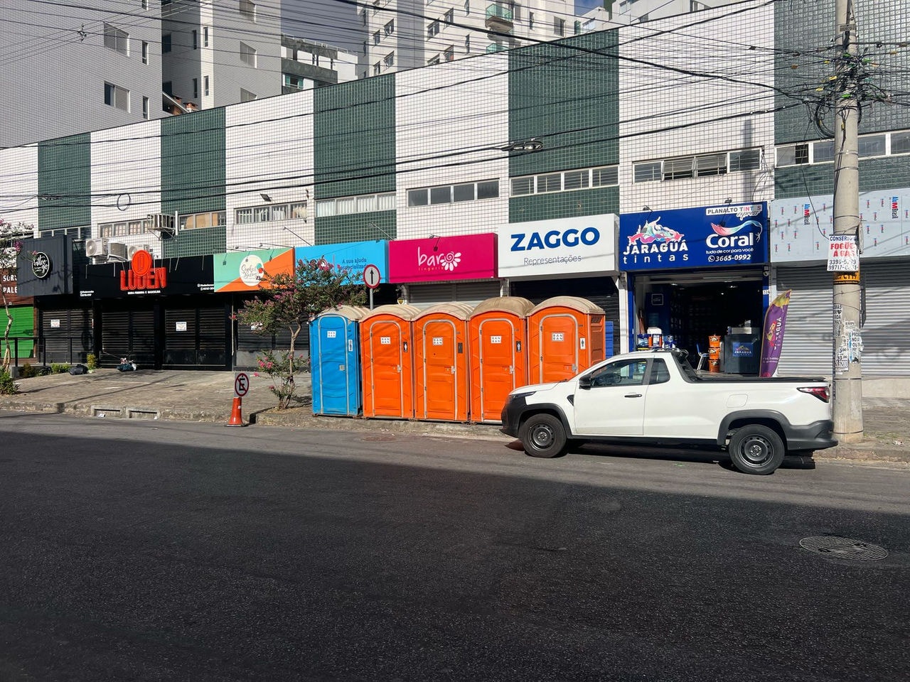 Comerciantes reclamam de local de instalação de banheiros químicos na Alberto Cintra, em BH  