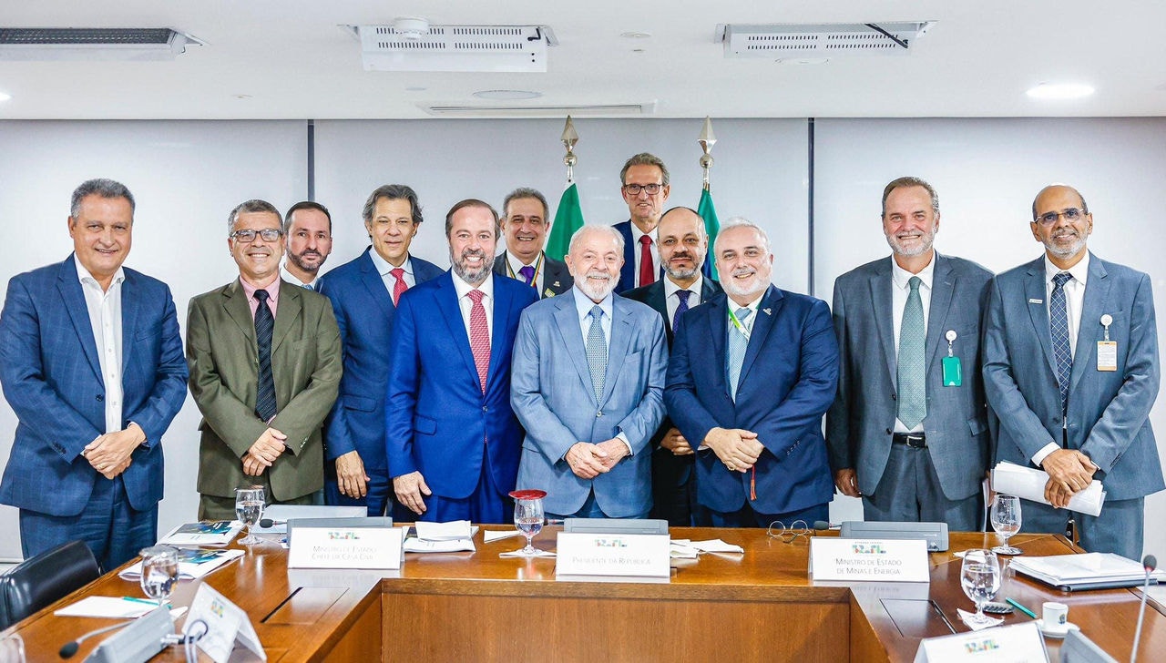 Na imagem, o presidente da República, Luiz Inácio Lula da Silva (PT), o presidente da Petrobras, Jean Paul Prates, e o ministro de Minas e Energia, Alexandre Silveira, além de integrantes do conselho da estatal