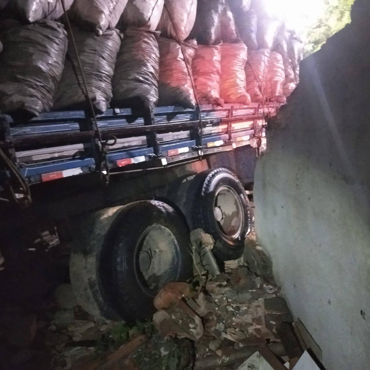 Dois guinchos foram necessários para retirar o caminhão do local