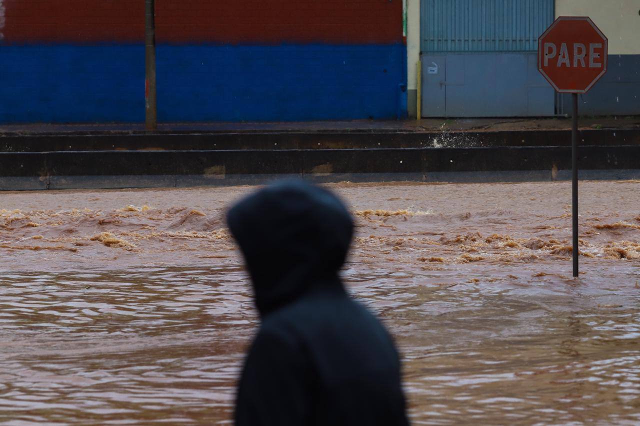 Avenida Tereza Cristina foi novamente inundada pela cheia do ribeirão Arrudas