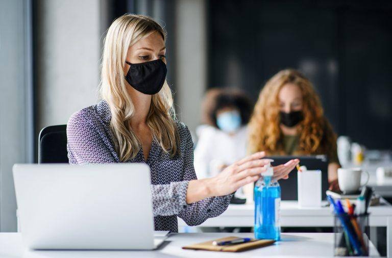 Especialistas alertam que empresas precisam estar em diálogo com seus colaboradores para então tomar decisões