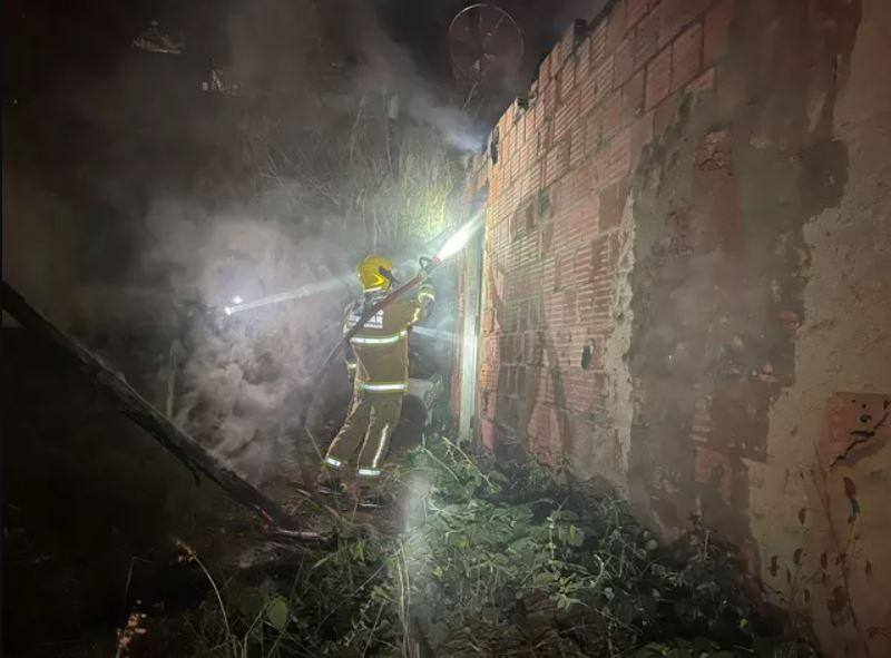 Casa ficou completamente destruída pelo fogo
