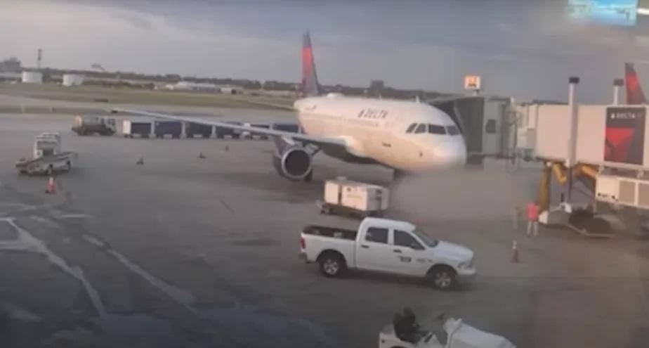 Homem morre após ser sugado por turbina de avião